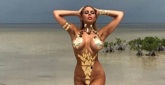 Francesca Larrain błyszczy w złotym bikini